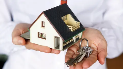 persona-llaves-casa-modelo 900