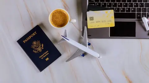 reserve-su-vuelo-usando-computadora-portatil-comprar-boletos-avion-tarjeta-credito-pasaporte-ee-uu 900