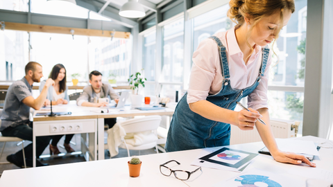 mujer-diagramas-oficina