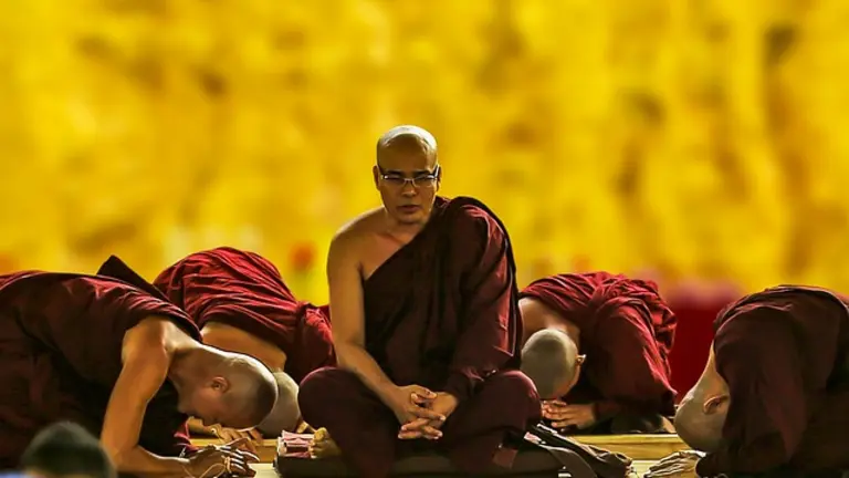 theravada-buddhism-1815662_640